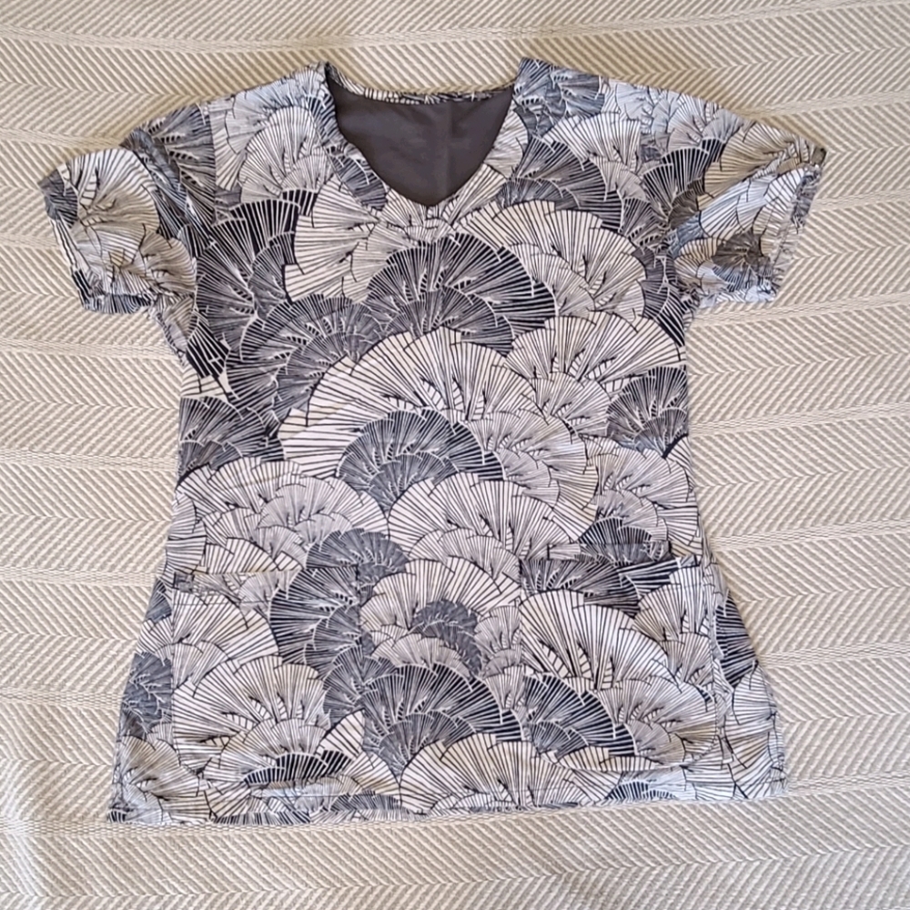 Signature Grey's Anatomy Navy/White Fan Scrub Top